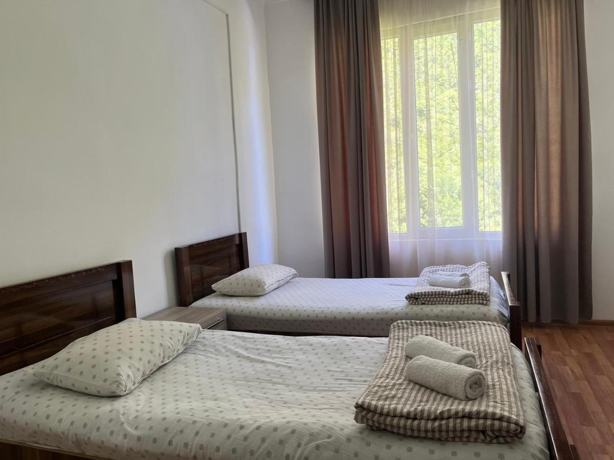 Guest House Oasis - Tvishi Ngoại thất bức ảnh