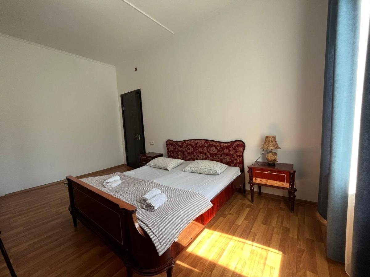 Guest House Oasis - Tvishi Ngoại thất bức ảnh